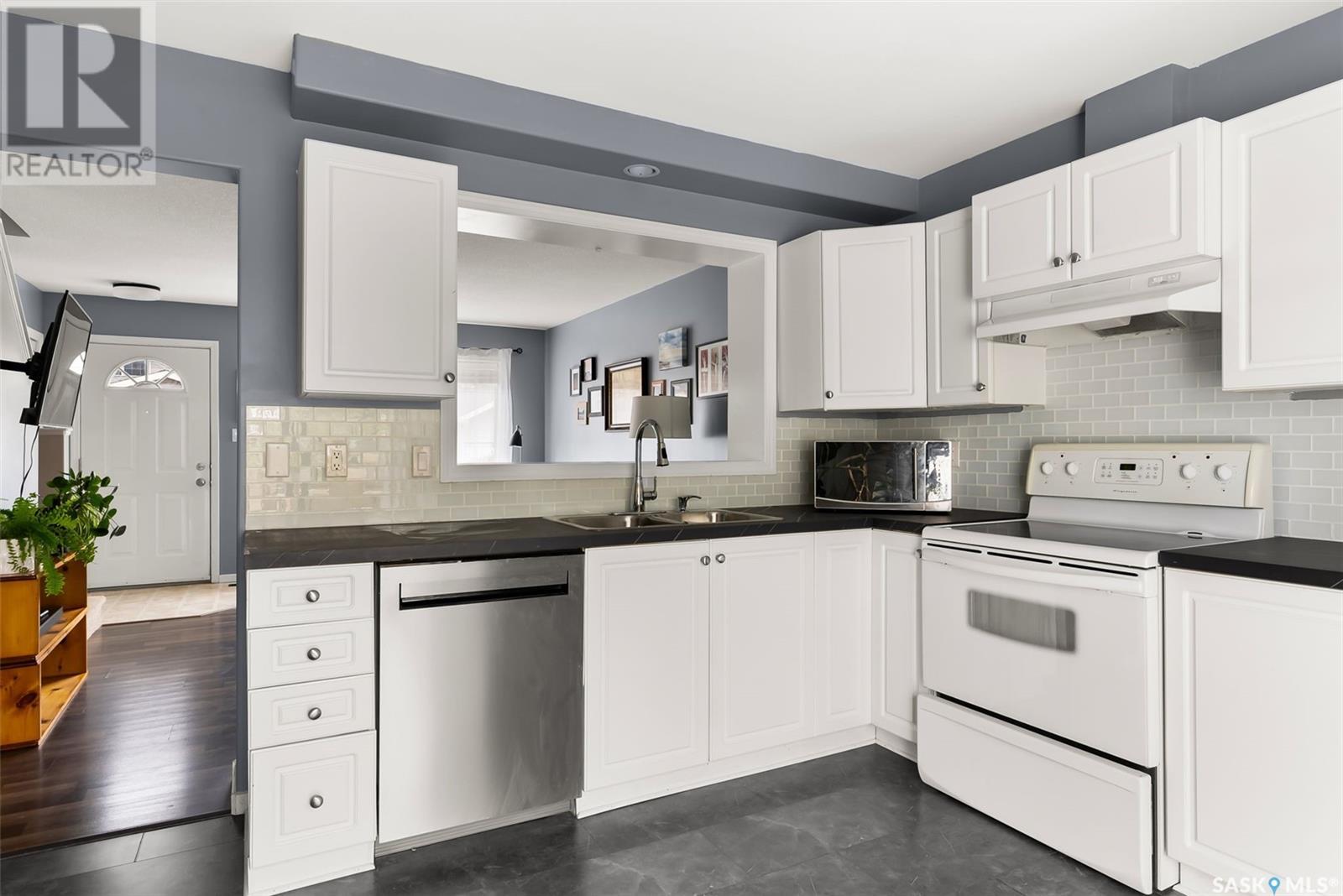 Single Family House 2 Level for Sale in  Cranbourn CRESCENT Regina 