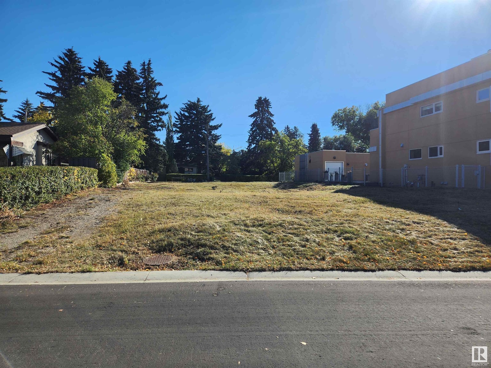 Photo 2 of 9019 Saskatchewan Dr Nw, Edmonton AB