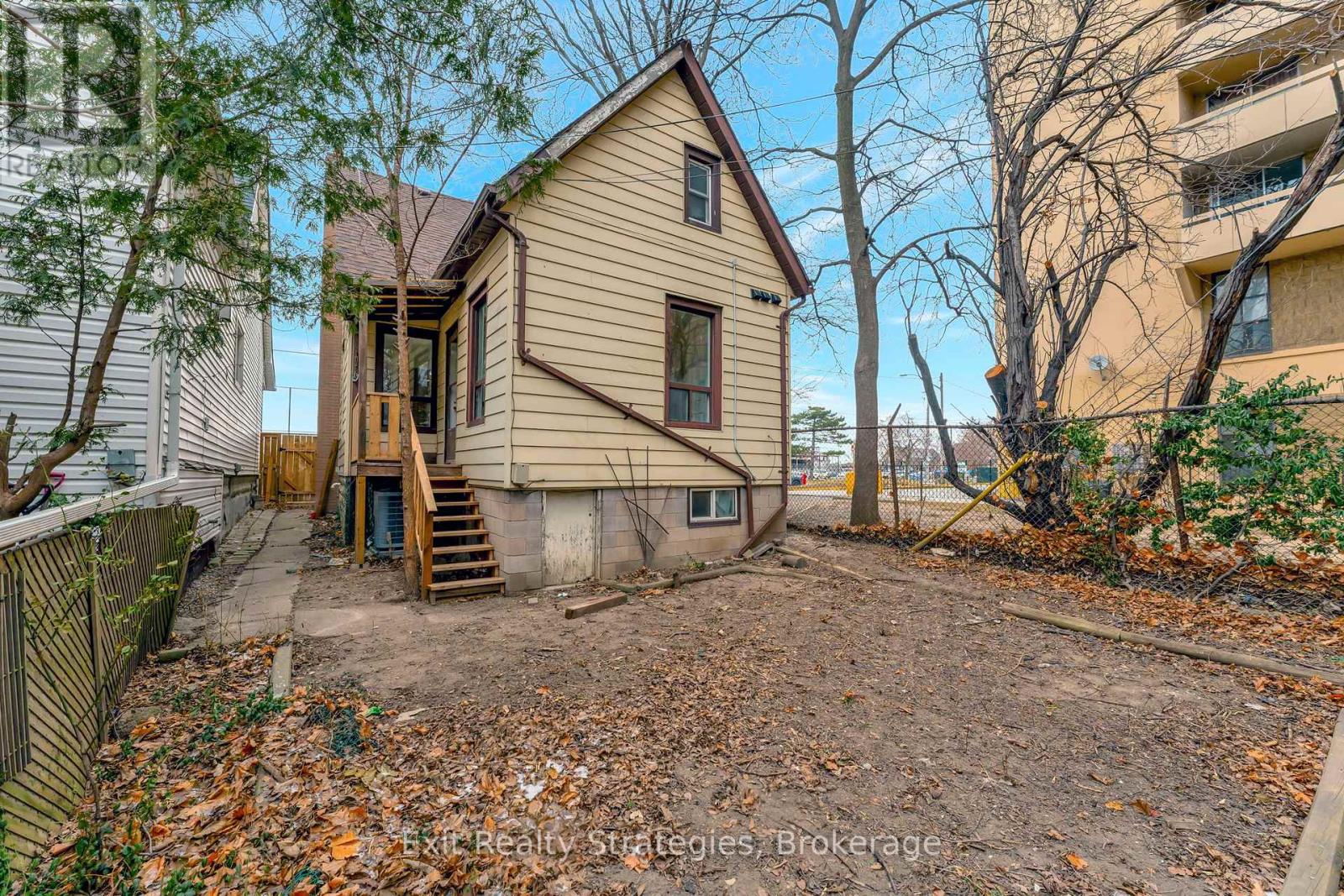 Photo 24 of 142 Sanford Avenue N, Hamilton ON