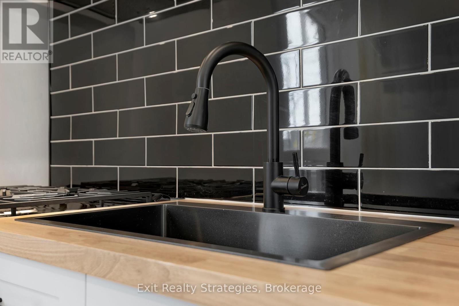 Photo 17 of 142 Sanford Avenue N, Hamilton ON
