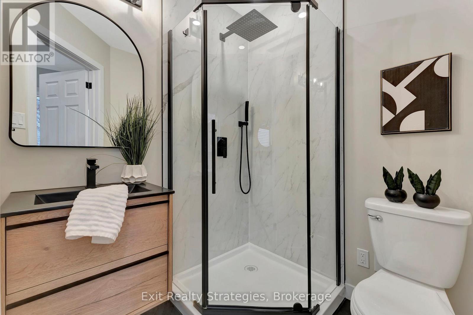 Photo 21 of 142 Sanford Avenue N, Hamilton ON
