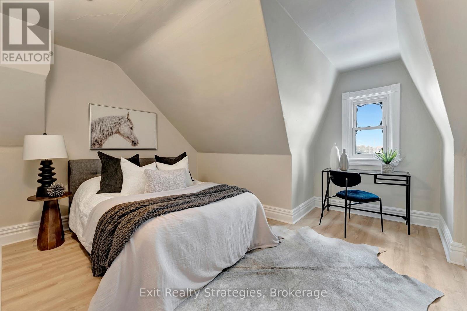 Photo 15 of 142 Sanford Avenue N, Hamilton ON