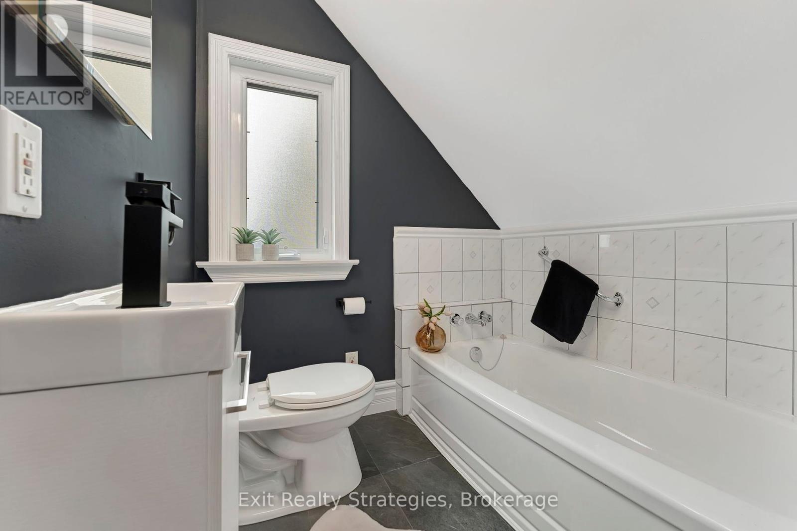 Photo 10 of 142 Sanford Avenue N, Hamilton ON