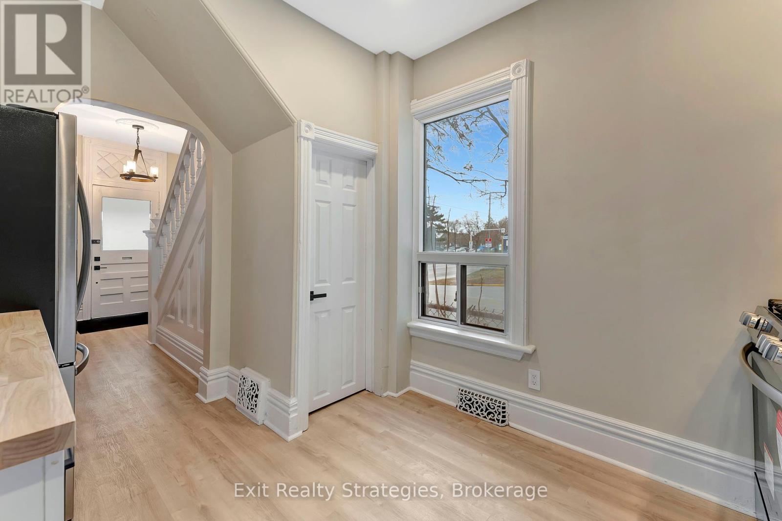 Photo 22 of 142 Sanford Avenue N, Hamilton ON