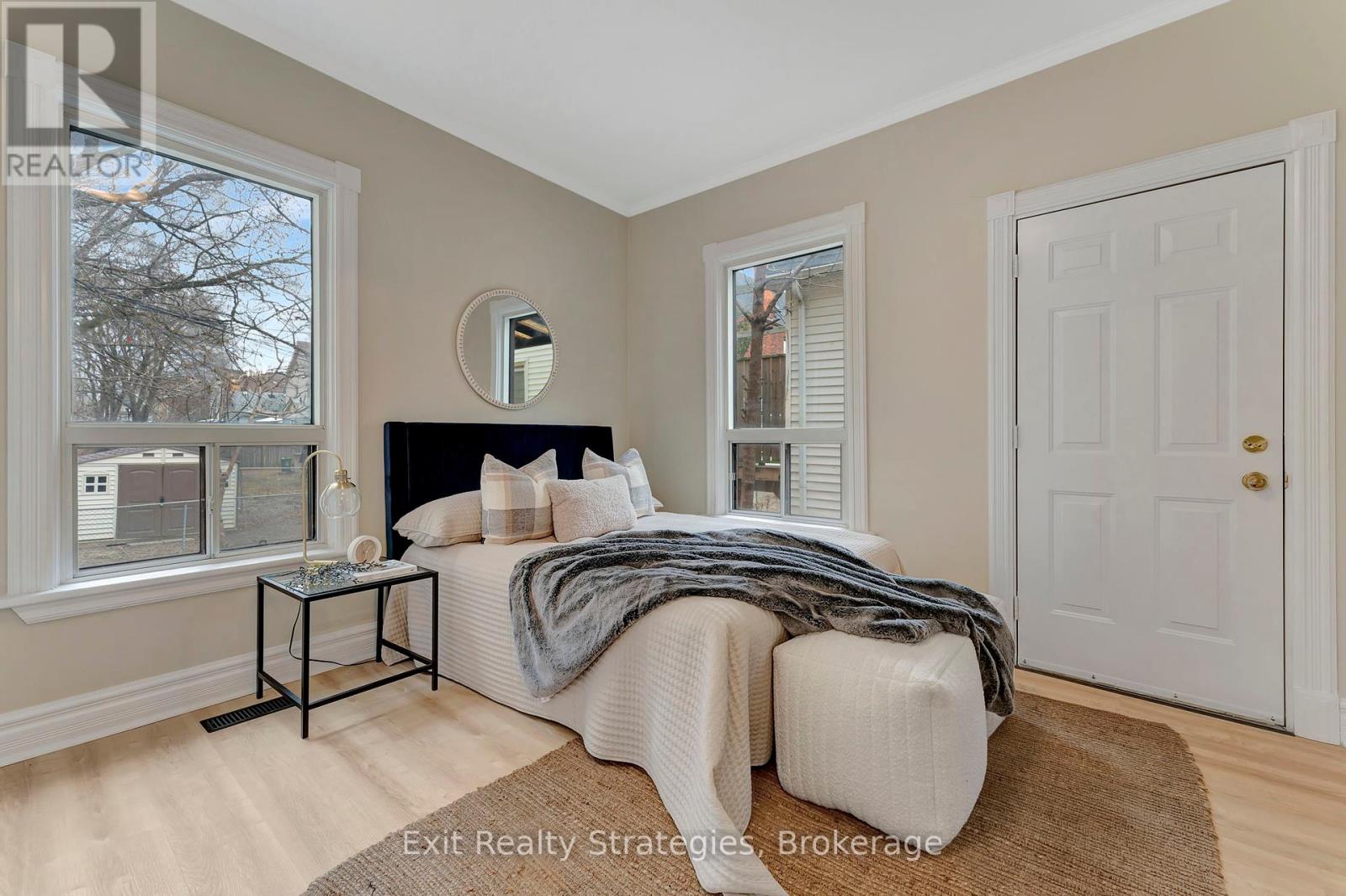 Photo 5 of 142 Sanford Avenue N, Hamilton ON
