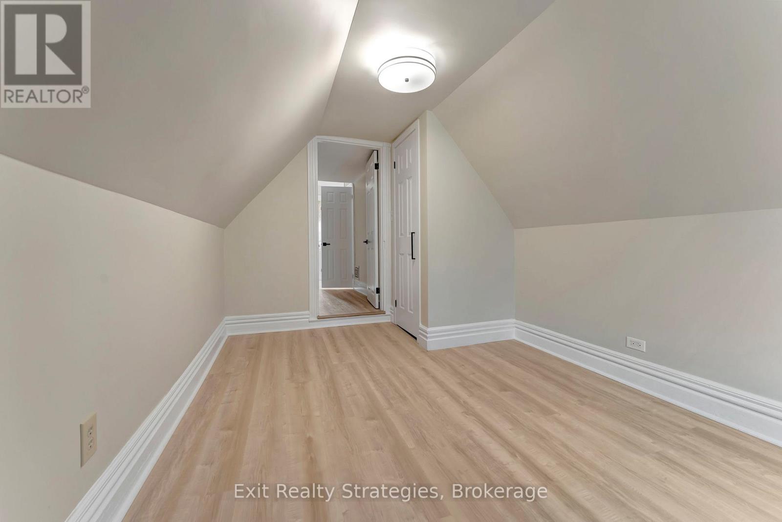 Photo 14 of 142 Sanford Avenue N, Hamilton ON