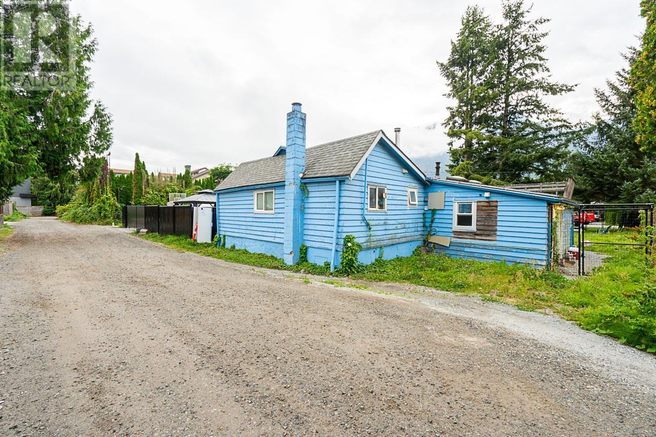37956 FOURTH AVENUE, Squamish