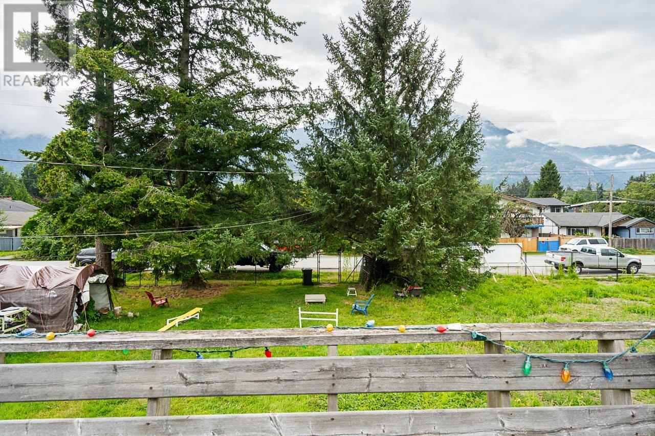 37956 FOURTH AVENUE, Squamish