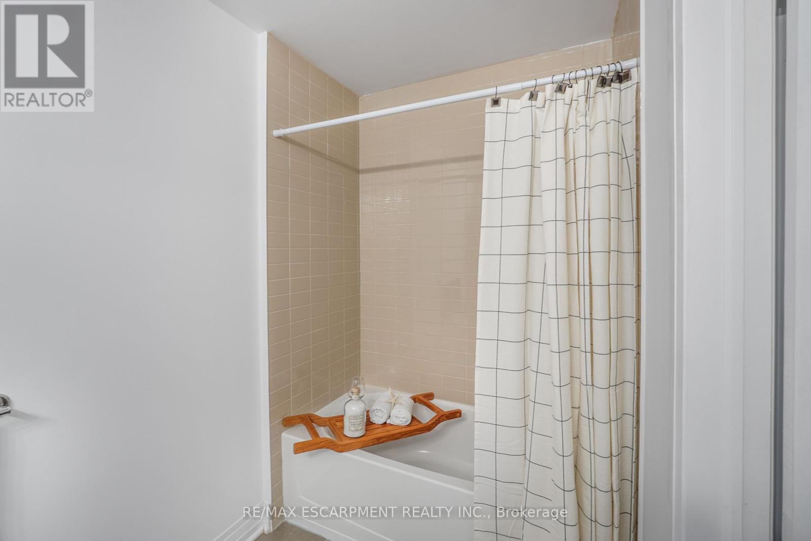 Photo 10 of 222 10 Concord Place, Grimsby ON