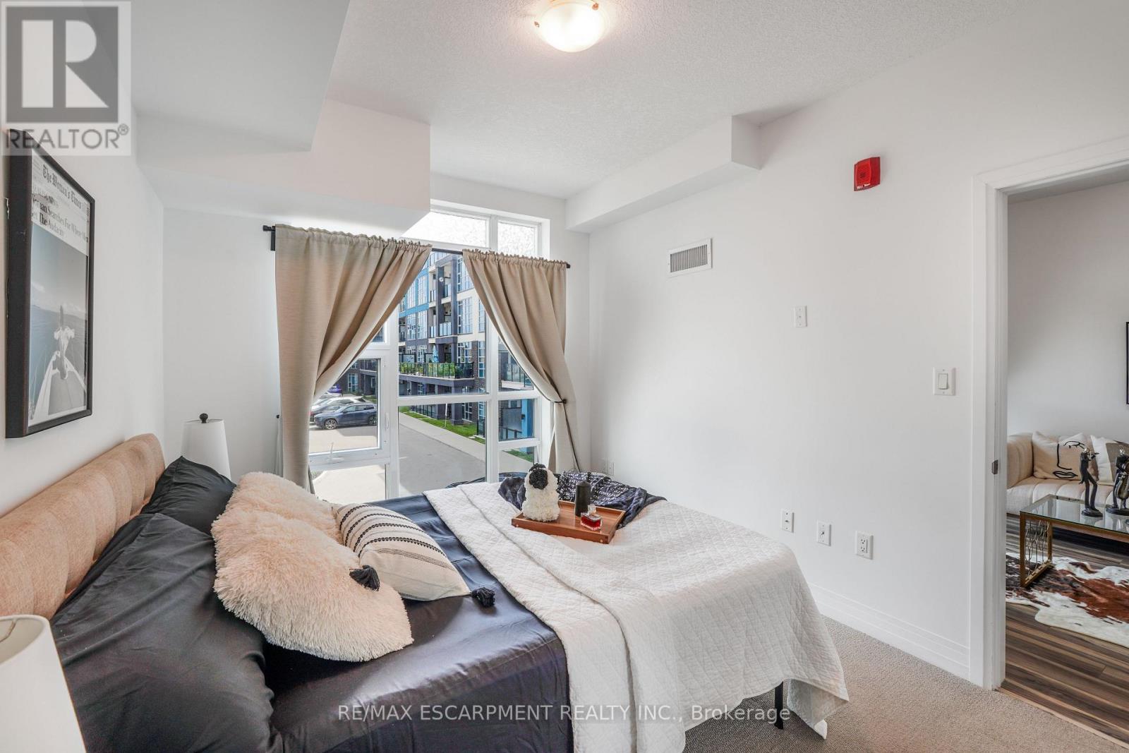 Photo 12 of 222 10 Concord Place, Grimsby ON