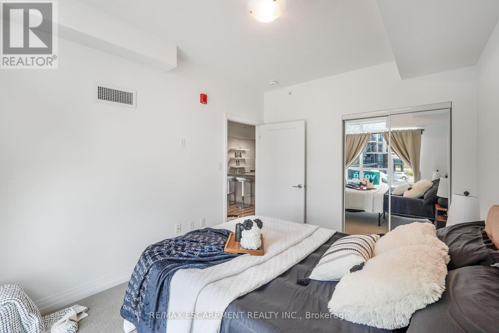 Photo 14 of 222 10 Concord Place, Grimsby ON