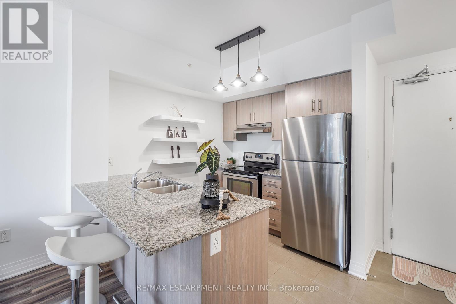 Photo 3 of 222 10 Concord Place, Grimsby ON