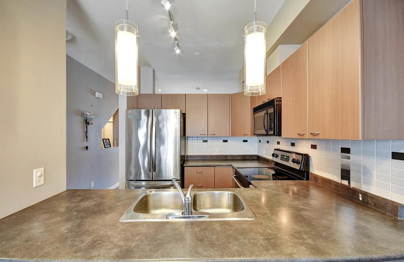 Photo 12 of 49 18701 66 Avenue, Surrey BC