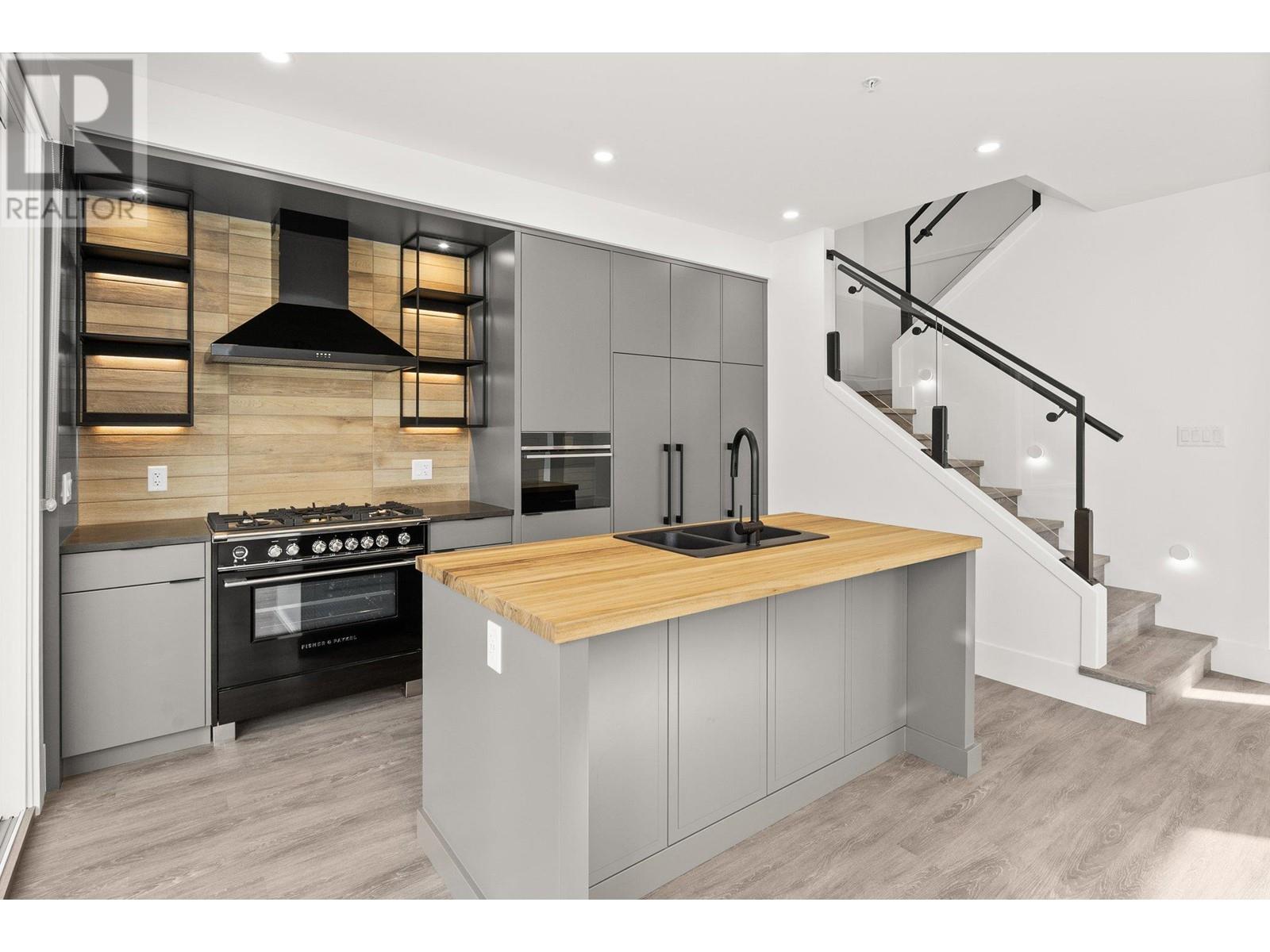  3060 LANDRY Crescent, Summerland