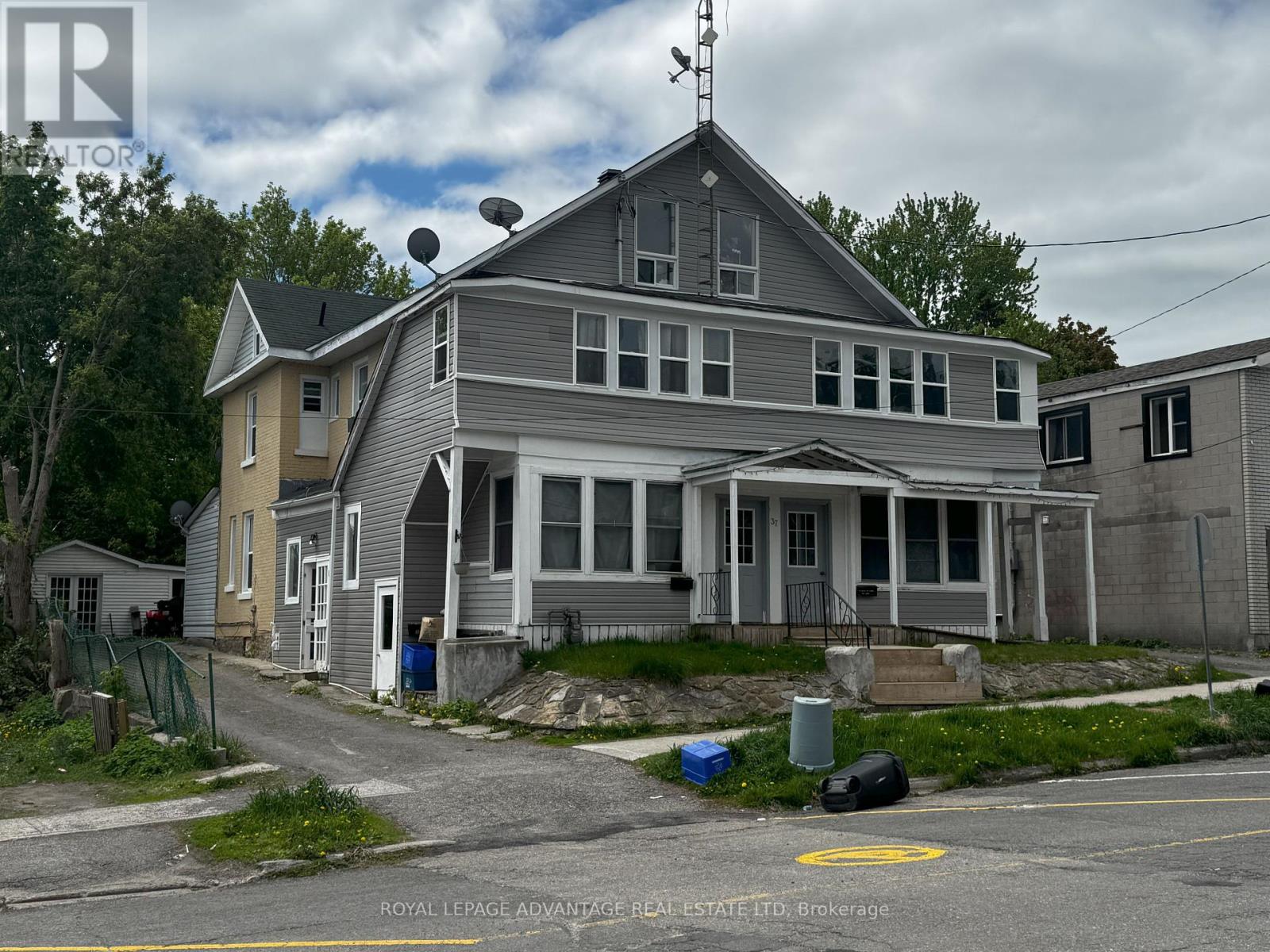 Photo 3 of 37 Main Street W, Smiths Falls ON