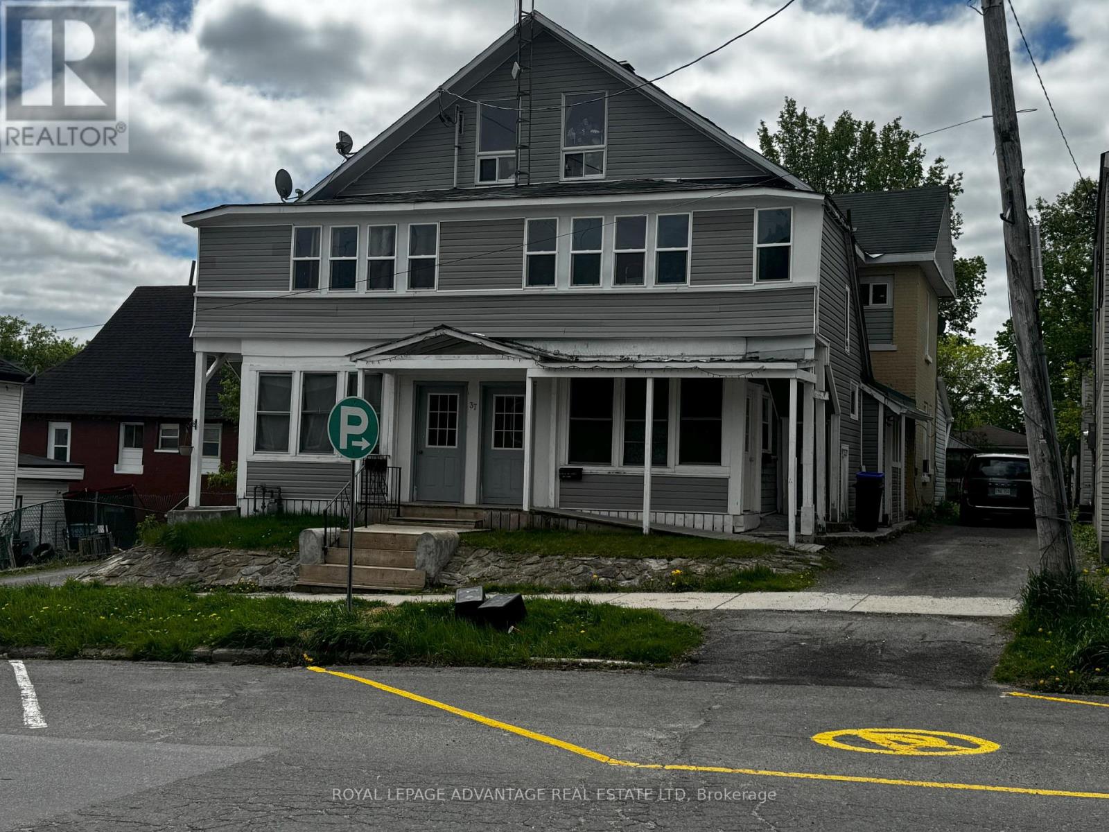 Photo 2 of 37 Main Street W, Smiths Falls ON