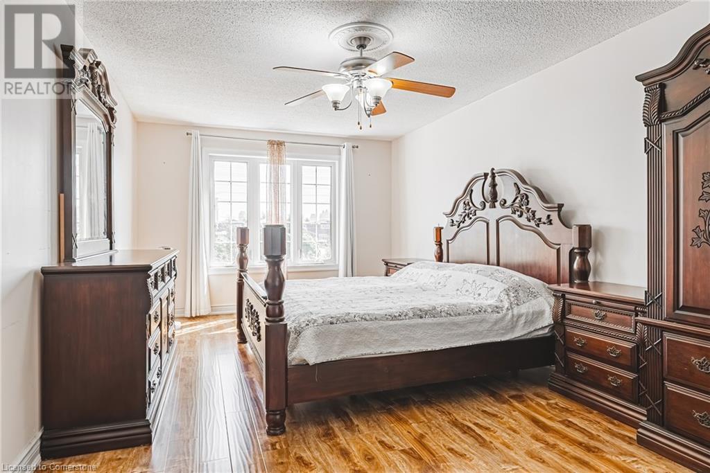 Photo 17 of 5008 Willowood Drive, Mississauga ON