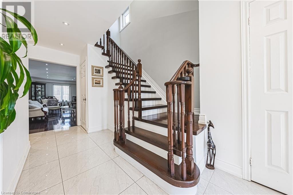 Photo 4 of 5008 Willowood Drive, Mississauga ON