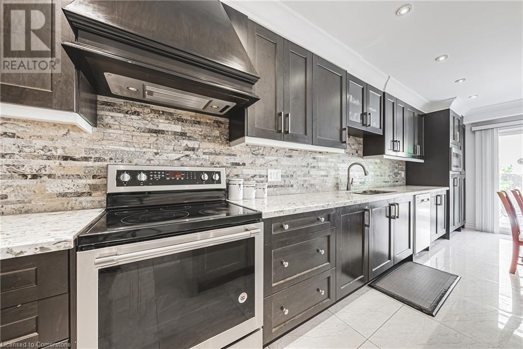 Photo 8 of 5008 Willowood Drive, Mississauga ON