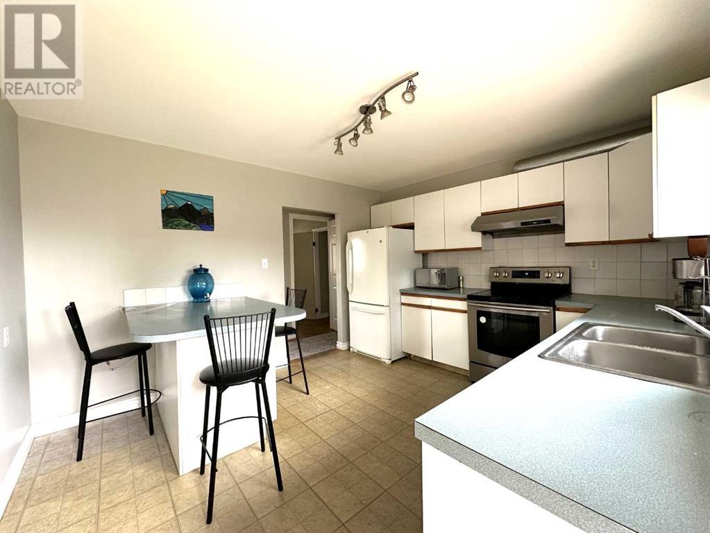 Single Family House 3 Level for Sale in  Kingsland Place SW Kingsland Calgary 