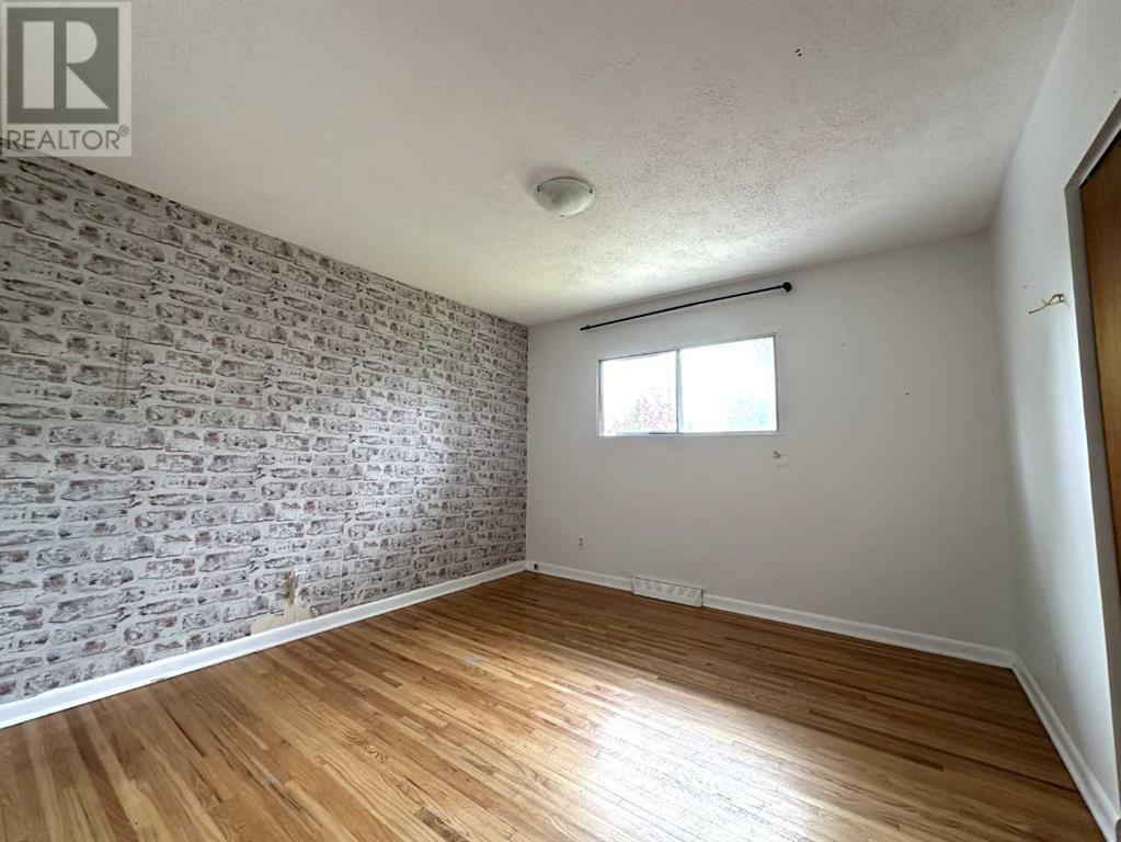 Single Family House 3 Level for Sale in  Kingsland Place SW Kingsland Calgary 