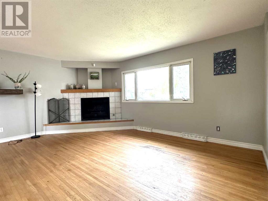 Single Family House 3 Level for Sale in  Kingsland Place SW Kingsland Calgary 