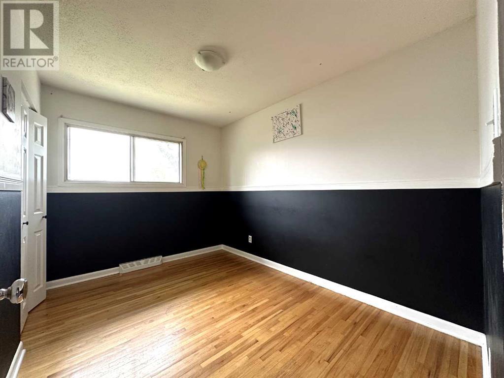 Single Family House 3 Level for Sale in  Kingsland Place SW Kingsland Calgary 