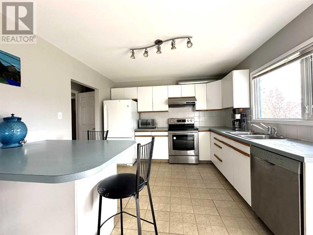 Single Family House 3 Level for Sale in  Kingsland Place SW Kingsland Calgary 