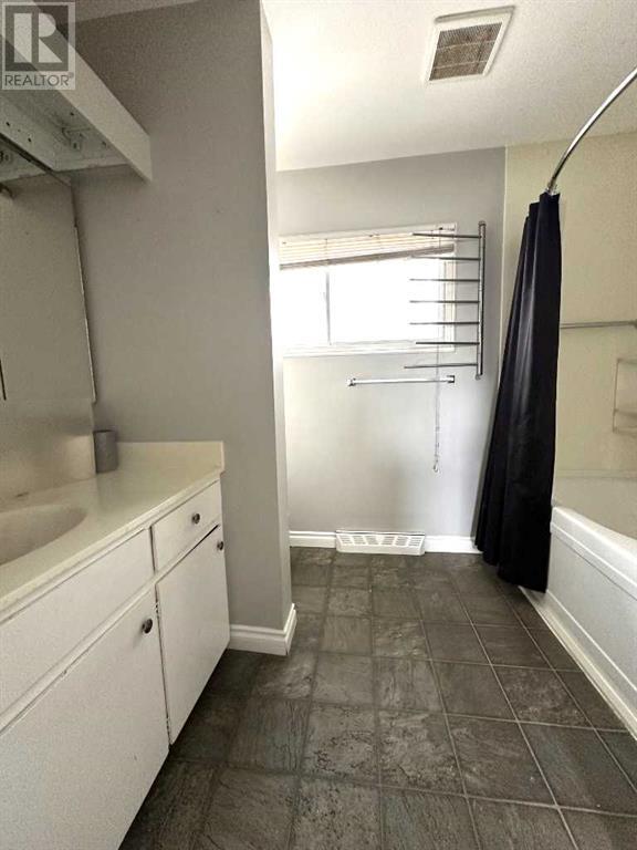 Single Family House 3 Level for Sale in  Kingsland Place SW Kingsland Calgary 