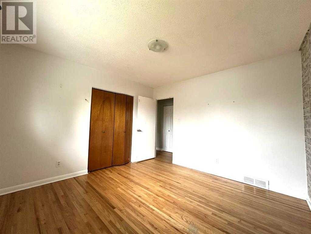 Single Family House 3 Level for Sale in  Kingsland Place SW Kingsland Calgary 