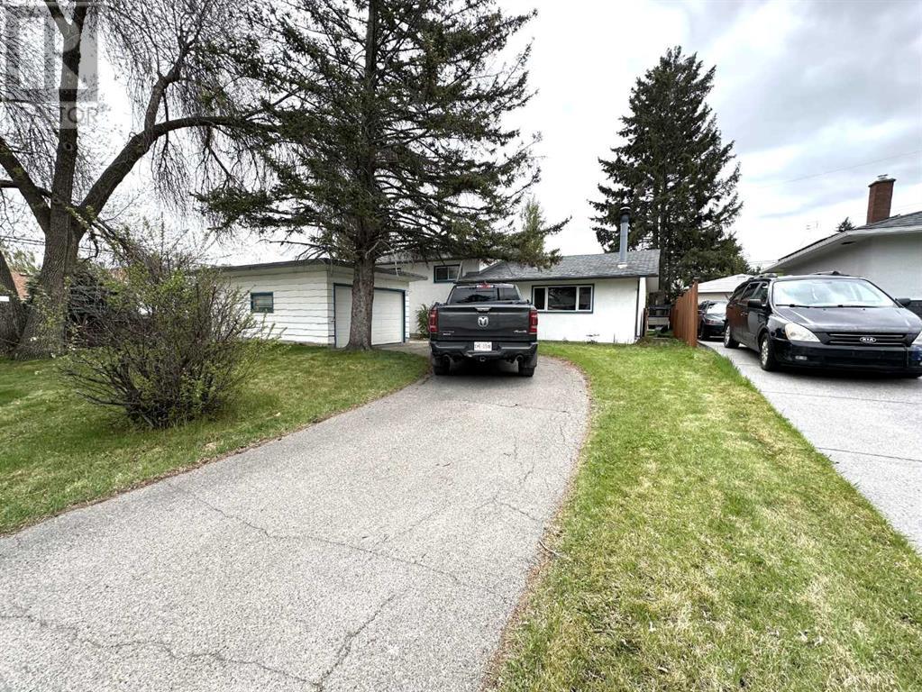 11 Kingsland Place SW, Calgary, Alberta