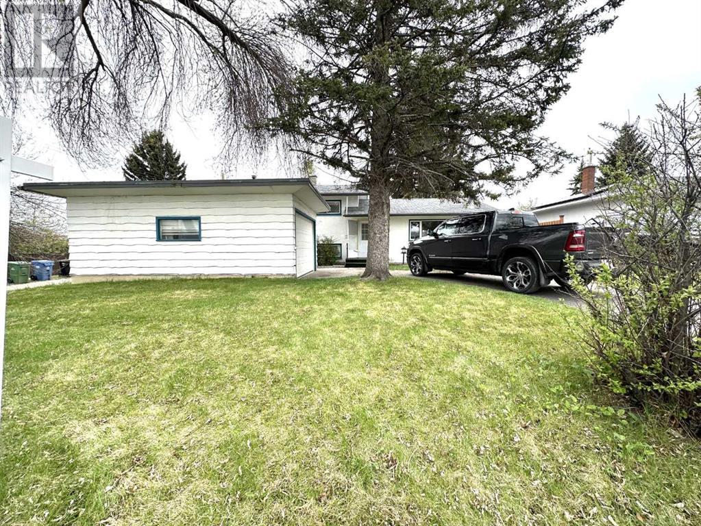 Single Family House 3 Level for Sale in  Kingsland Place SW Kingsland Calgary 