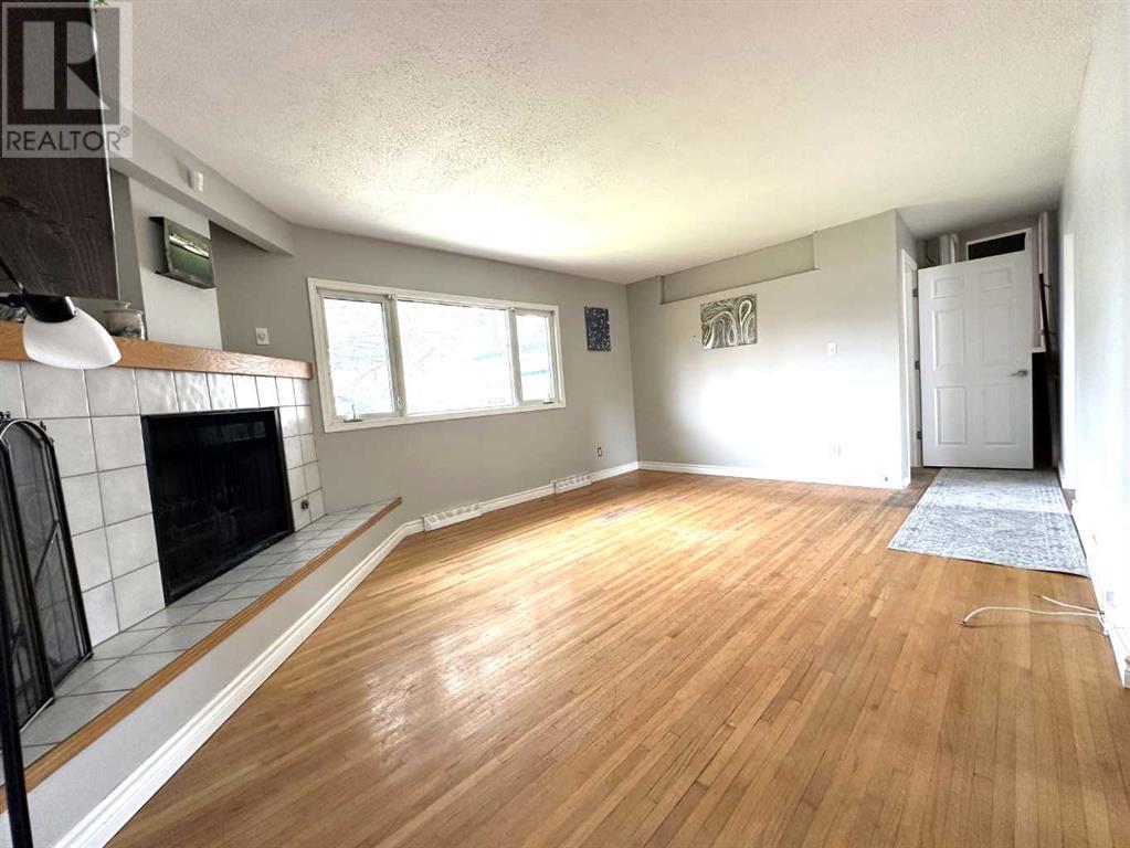 Single Family House 3 Level for Sale in  Kingsland Place SW Kingsland Calgary 
