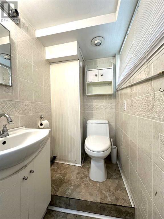 Single Family House 3 Level for Sale in  Kingsland Place SW Kingsland Calgary 