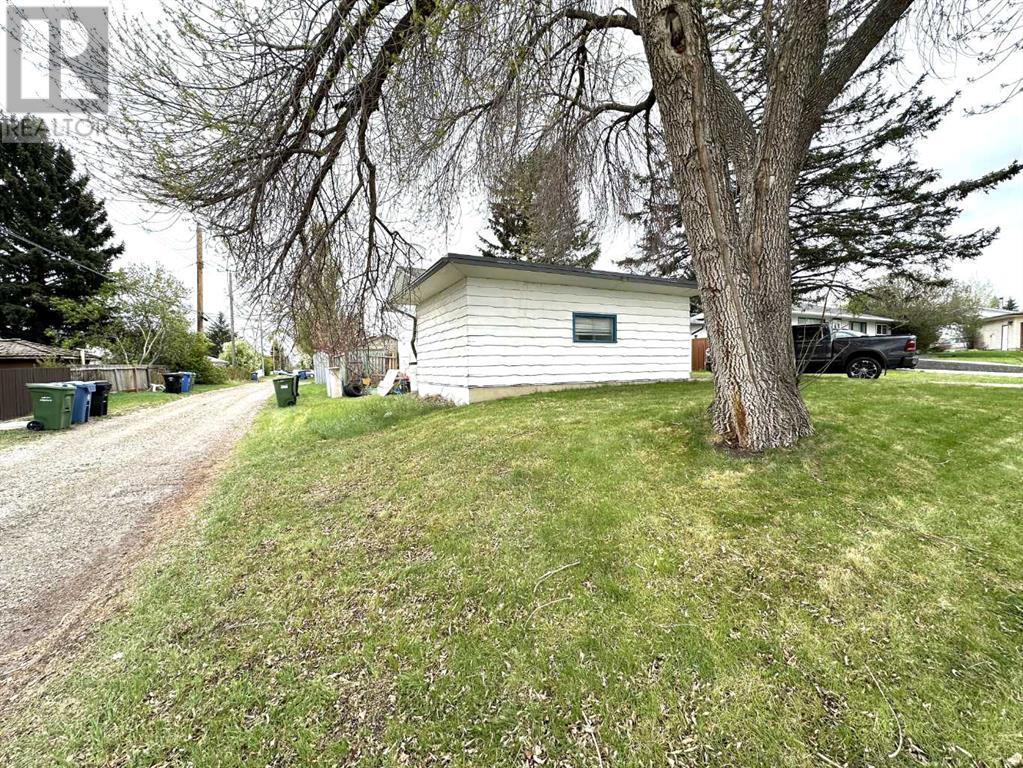Single Family House 3 Level for Sale in  Kingsland Place SW Kingsland Calgary 