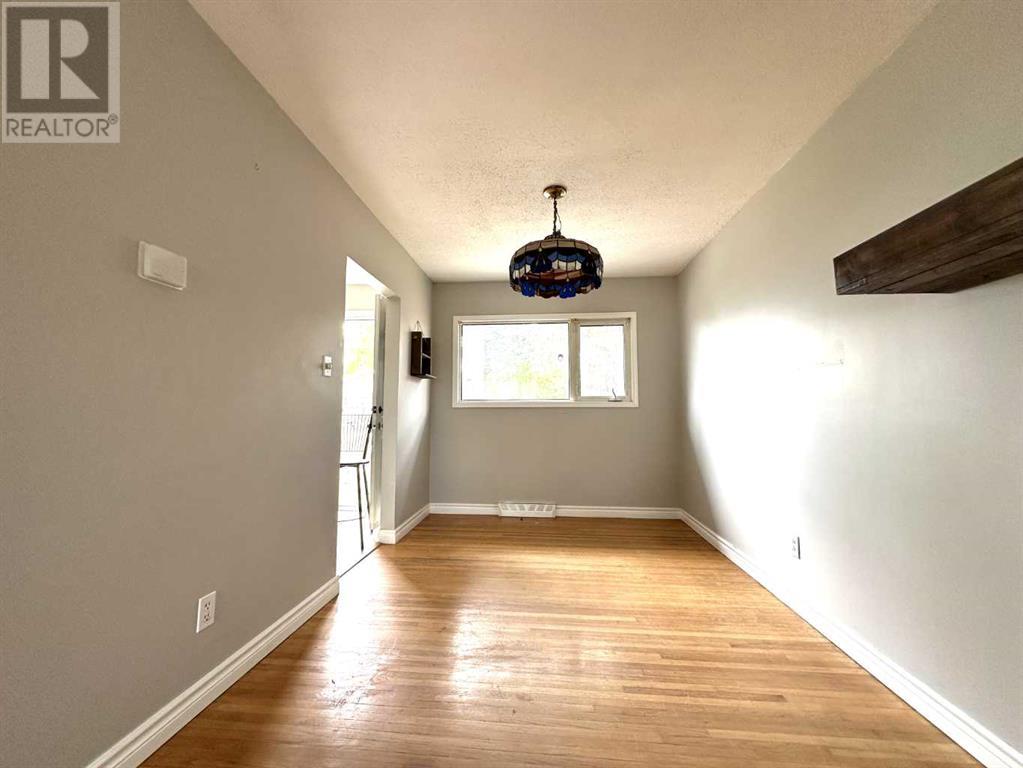 Single Family House 3 Level for Sale in  Kingsland Place SW Kingsland Calgary 