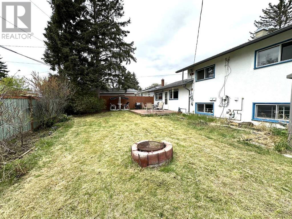 Single Family House 3 Level for Sale in  Kingsland Place SW Kingsland Calgary 
