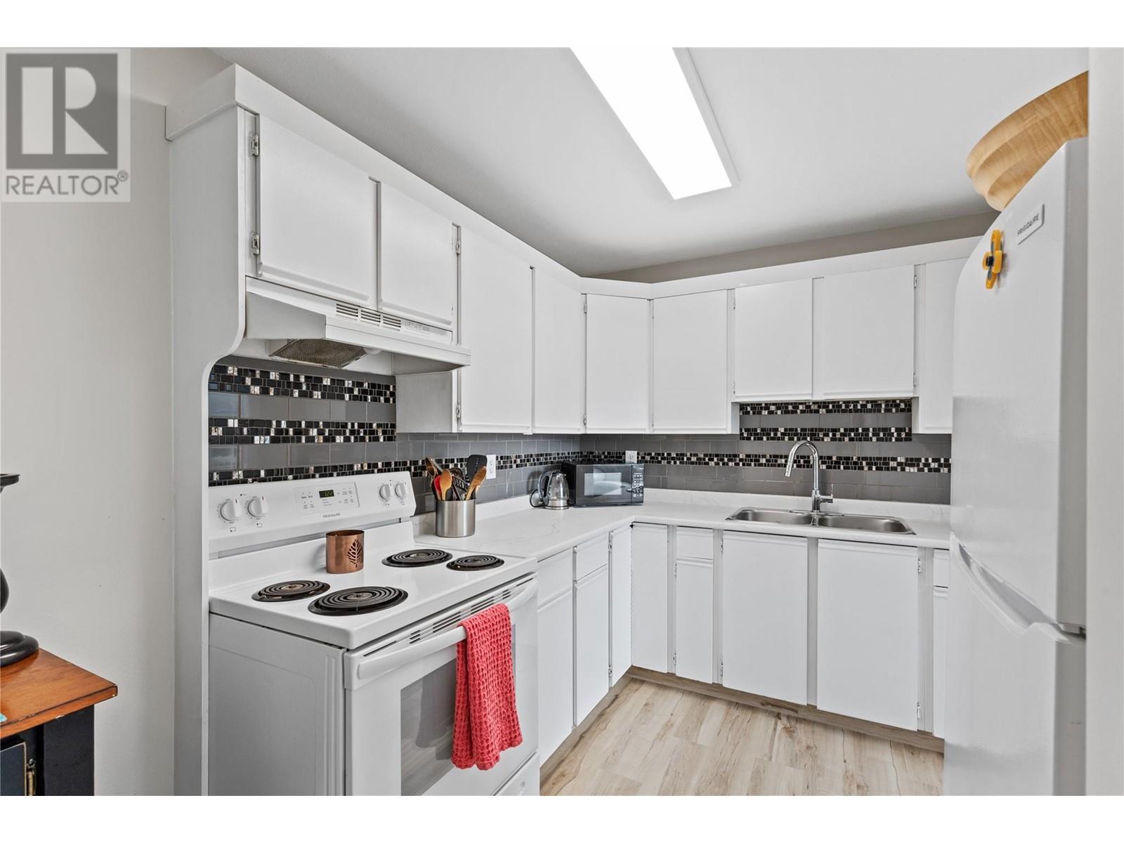 229 4202 Alexis Park Drive, Vernon