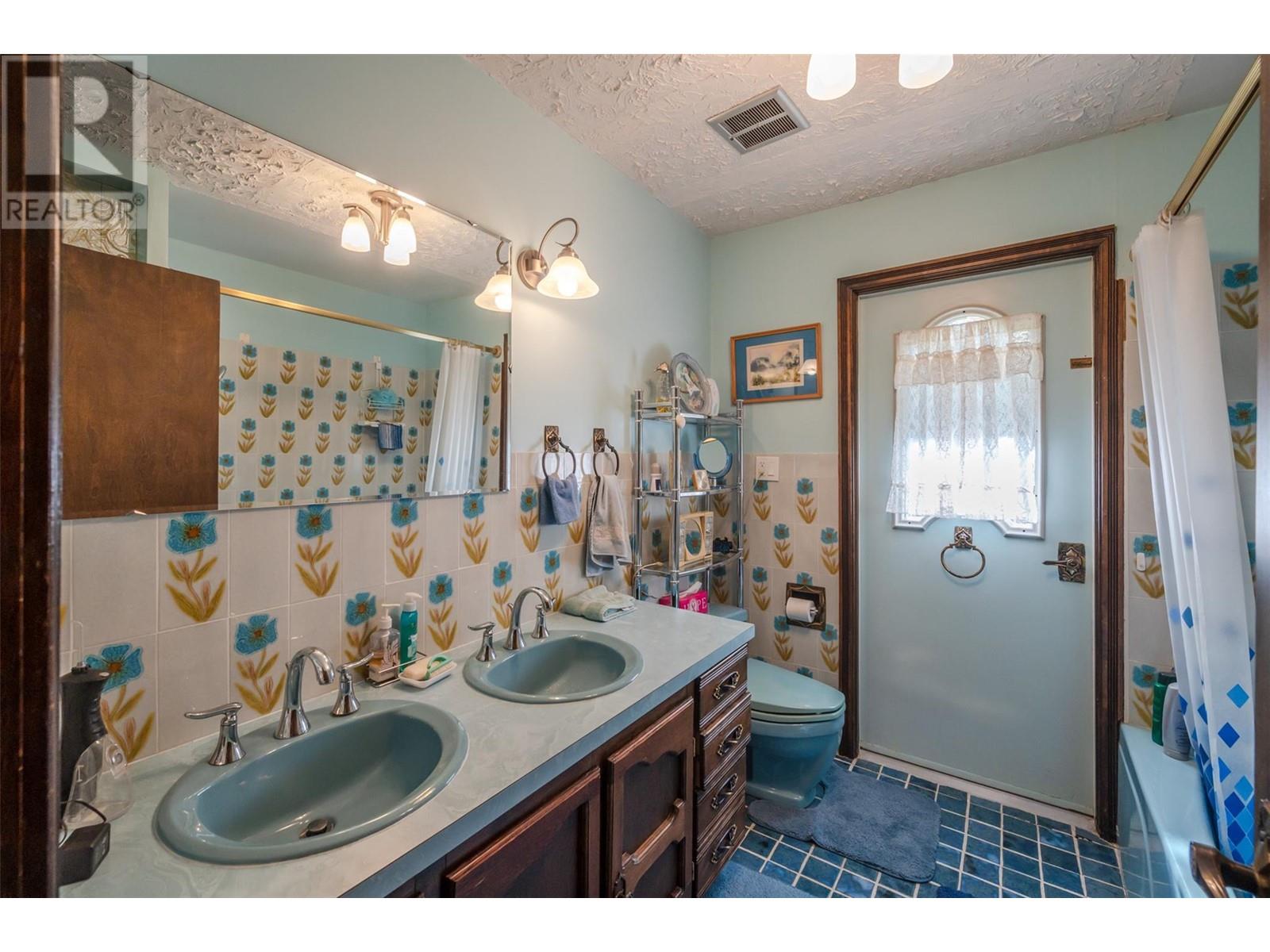 1209 LAKESHORE Drive, Osoyoos