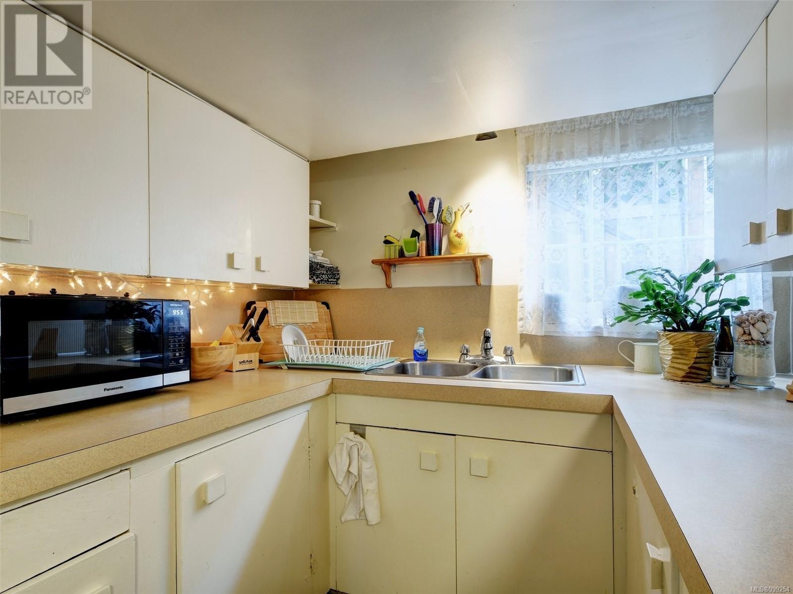 516 Su'it St, Victoria