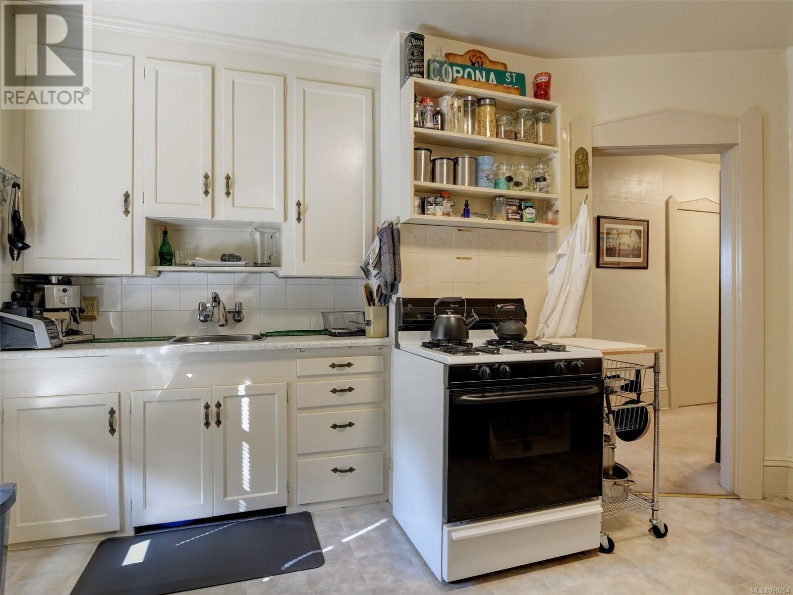 516 Su'it St, Victoria