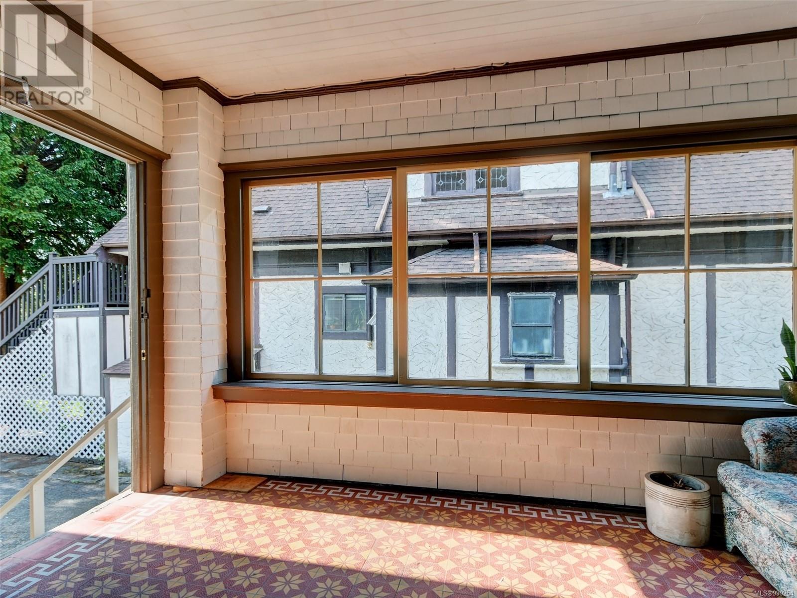 516 Su'it St, Victoria