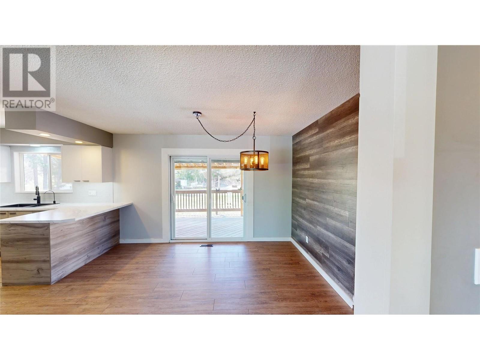533 WOODLAND Drive NW, Cranbrook