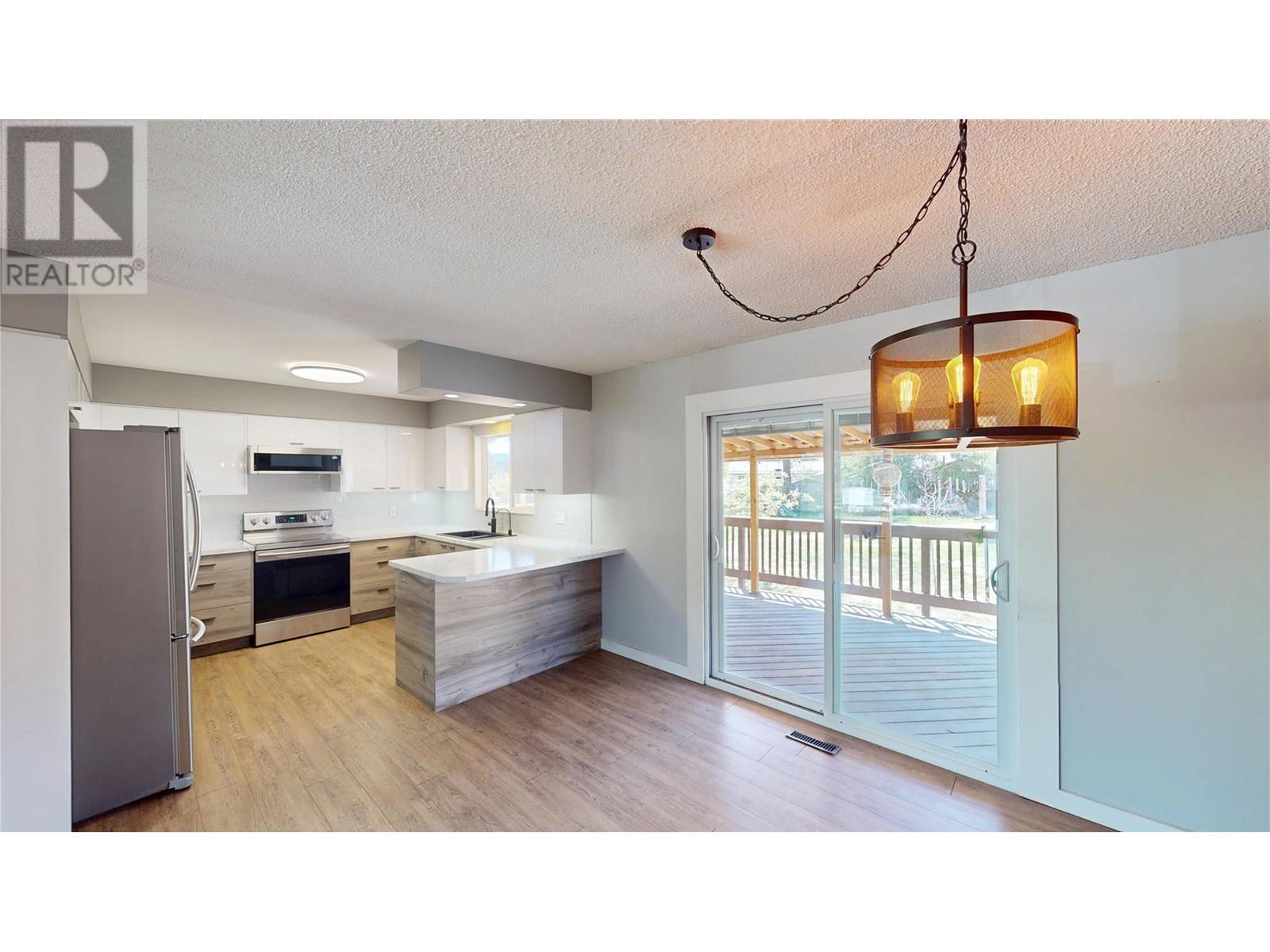 533 WOODLAND Drive NW, Cranbrook
