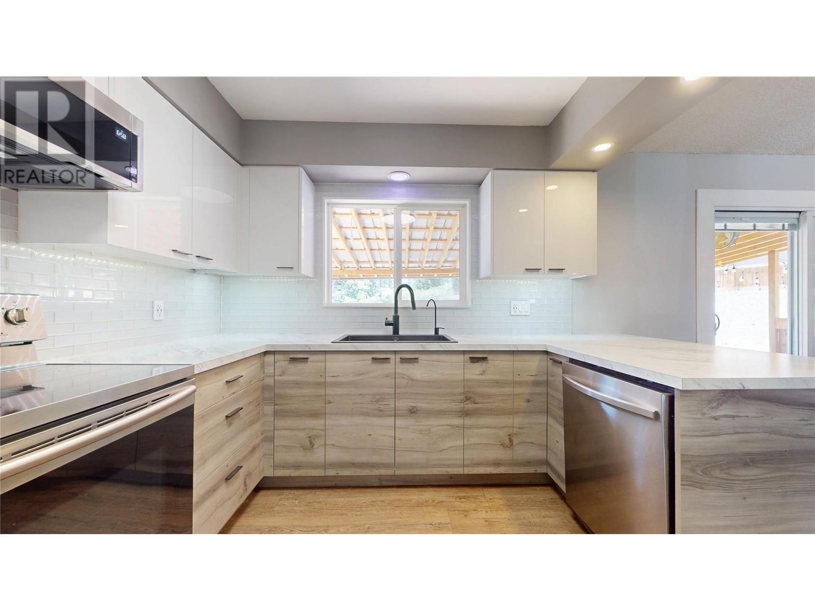 533 WOODLAND Drive NW, Cranbrook