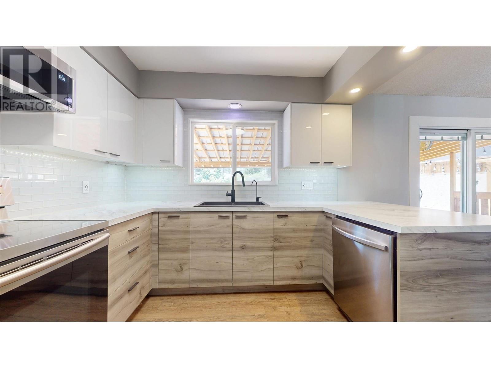 533 WOODLAND Drive NW, Cranbrook