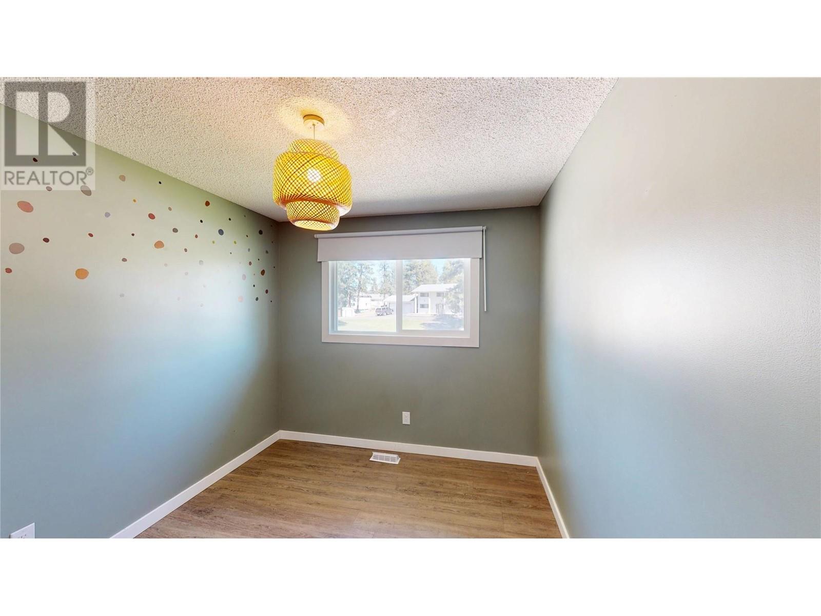 533 WOODLAND Drive NW, Cranbrook