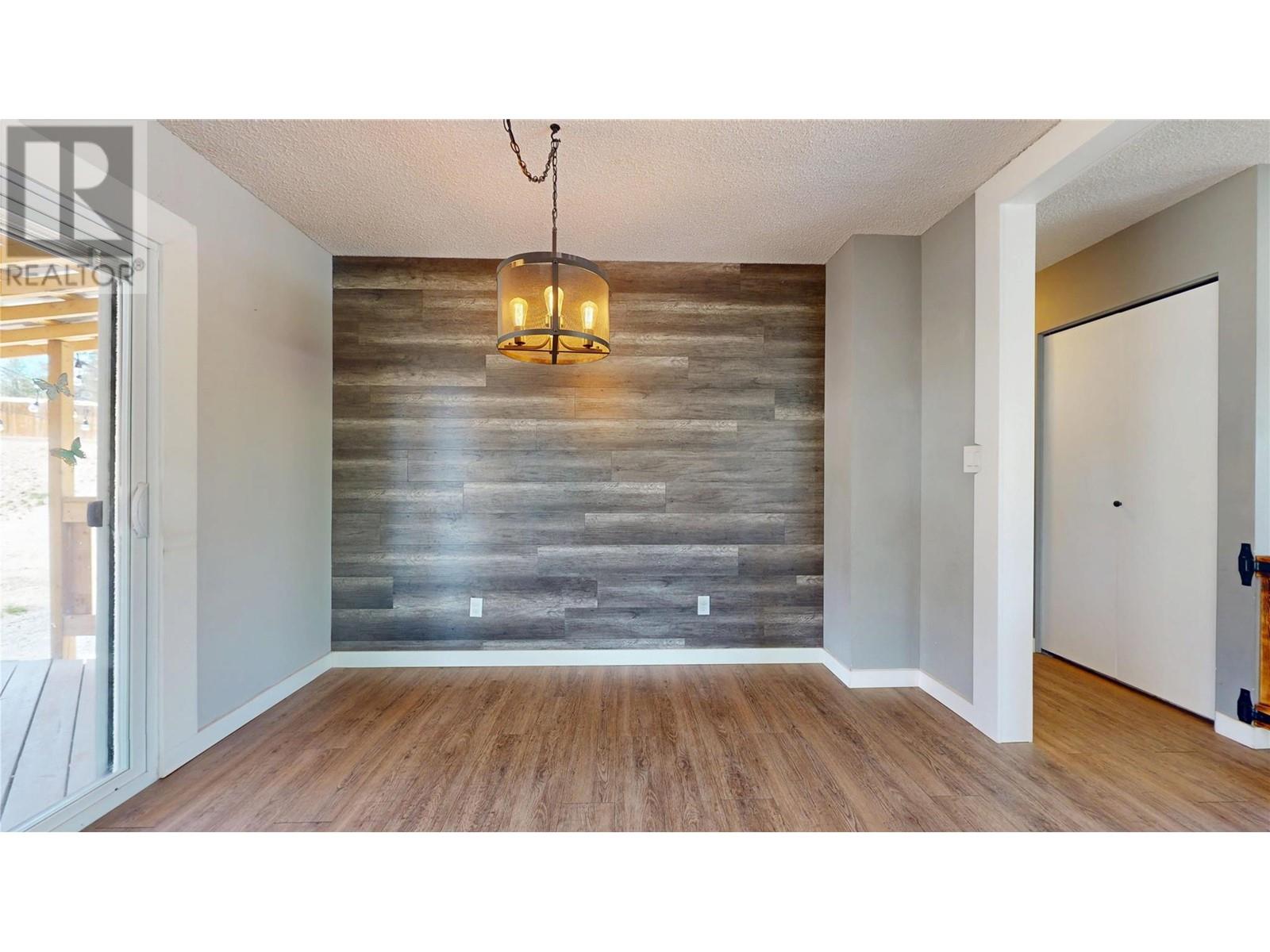 533 WOODLAND Drive NW, Cranbrook
