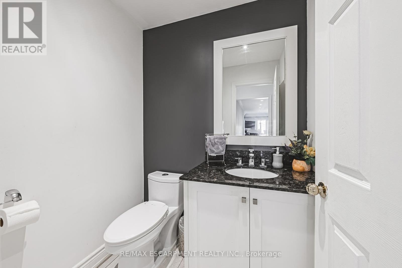 Photo 8 of 5008 Willowood Drive, Mississauga ON