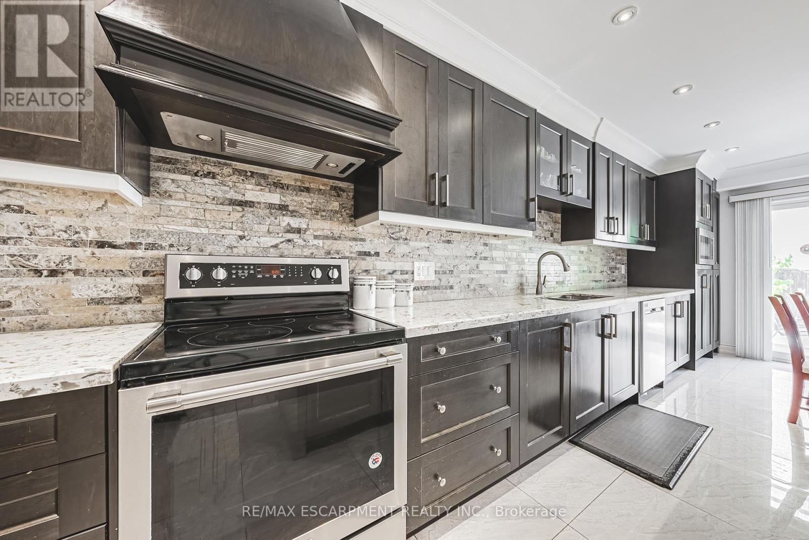 Photo 6 of 5008 Willowood Drive, Mississauga ON